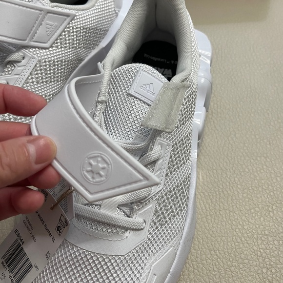 NWB - Adidas Star Wars Kids’ Runner IE8044 - EU 40/Youth US 7/Women US 8 - Picture 4 of 16